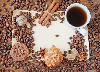 咖啡杯 香料和咖啡豆木桌和麻袋背景上