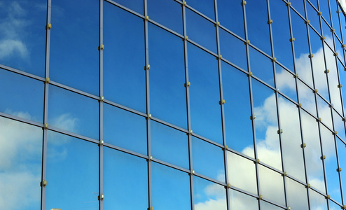 天空中窗玻璃的倒影照片