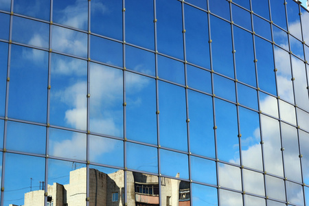 天空中窗玻璃的倒影图片