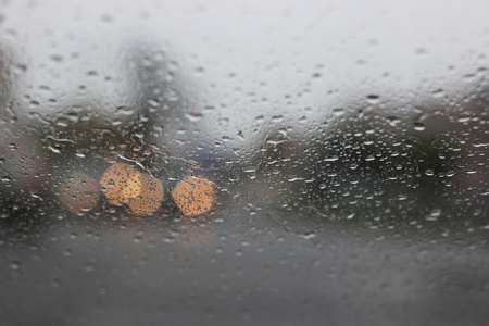 从车里看雨