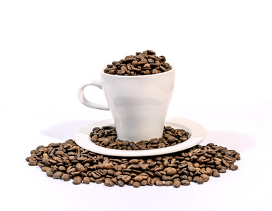 在白色背景上的白色咖啡杯咖啡豆