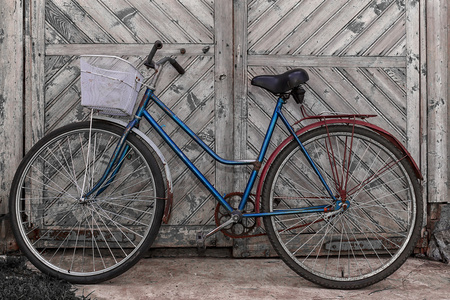 旧自行车上木制背景
