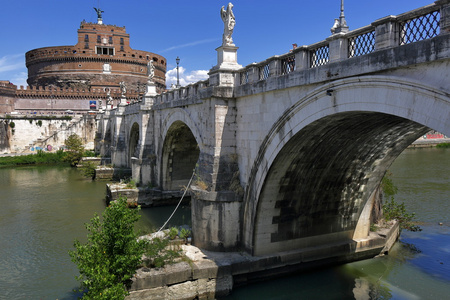 桥和安杰在罗马，意大利