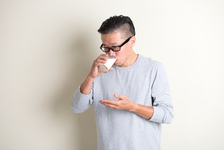 亚洲人喝牛奶照片