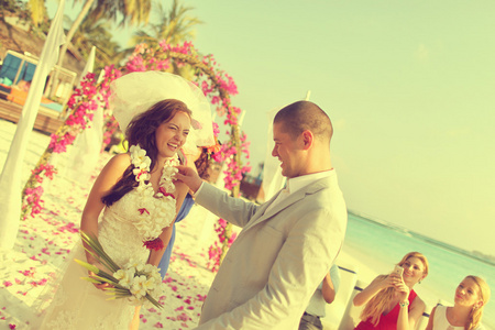 美丽的新娘和新郎在马尔代夫热带岛结婚