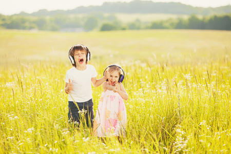 快乐的孩子听音乐