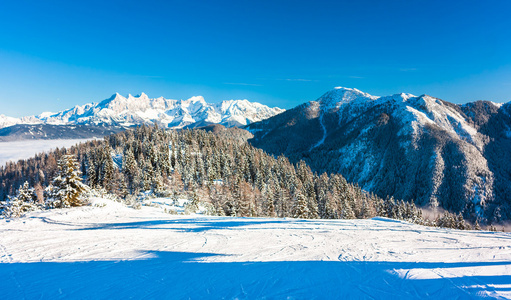 高山滑雪度假村在奥地利自然和体育图片