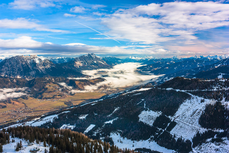 高山滑雪度假村在奥地利自然和体育图片