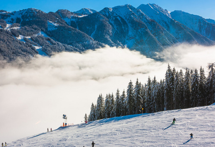 在晨曦中西部阿尔卑斯滑雪区。美丽的冬天景观