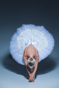 在芭蕾舞途在蓝色背景上的芭蕾舞女演员的肖像