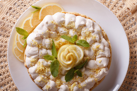 柠檬酥皮馅饼特写在盘子上。水平的顶视图