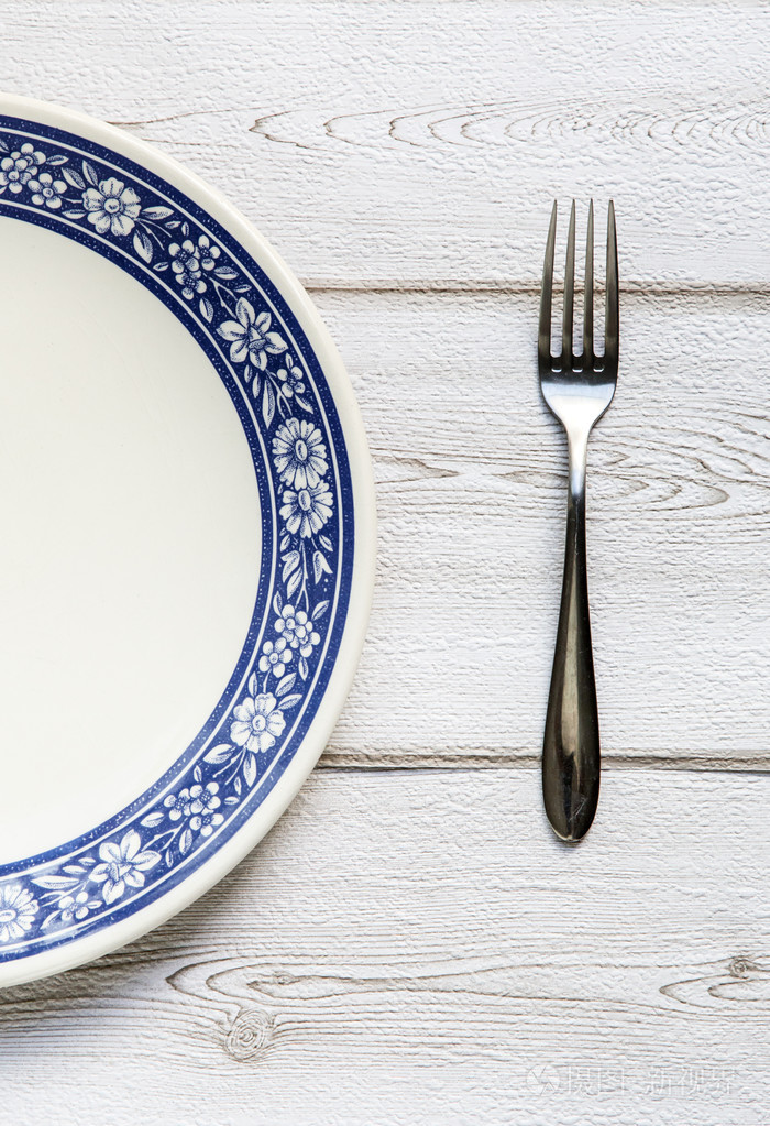 刀子和叉子和木制背景板