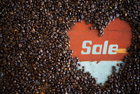 咖啡豆的心形和销售这个词图片