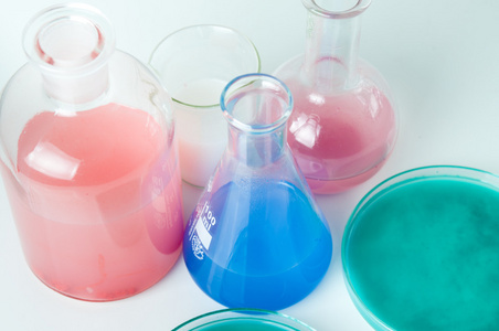 实验室玻璃器皿用不同颜色的液体