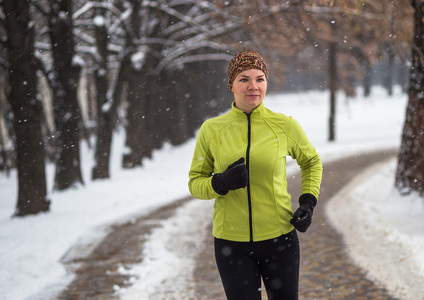 青年运动的女人模型慢跑冬训以外在冬天期间
