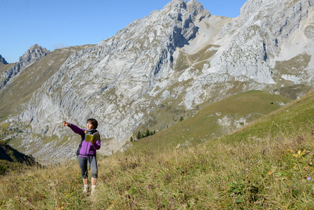 一个女人在法国阿尔卑斯山的小路上徒步旅行