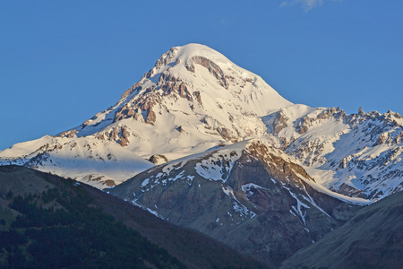 黎明时分，格鲁吉亚的雪山卡兹别克山麓