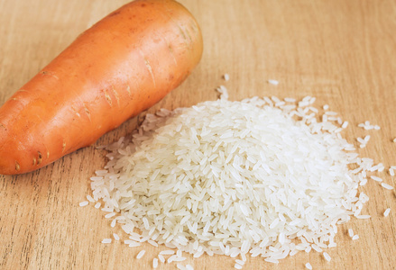 水稻在碗上白色 background.carrot