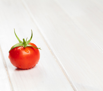 红番茄木制的桌子上