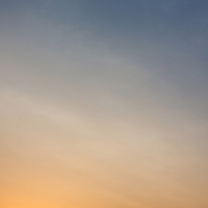 多彩的晴朗的天空背景，蓝色和橙色的夕阳的天空