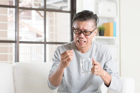 成熟的亚洲中国男人吃药