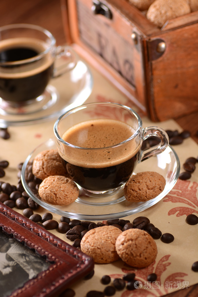 意大利浓咖啡在玻璃杯子
