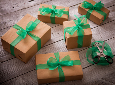 圣诞礼品盒介绍了棕色的纸与绿丝带