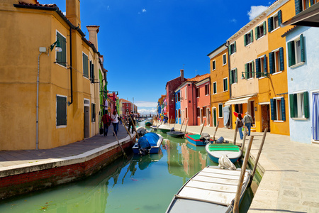 布拉诺在色彩缤纷的房子。威尼斯，意大利