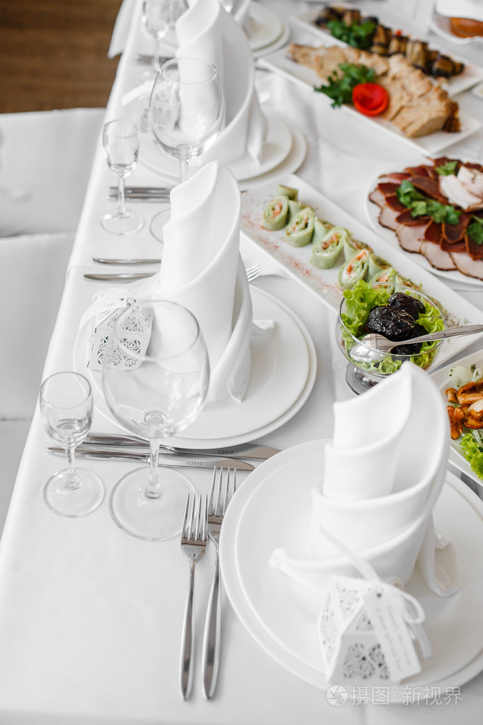 婚礼宴会桌上的餐具