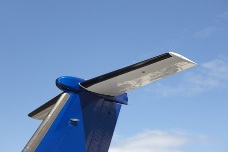 飞机机翼故事从下面看着蓝蓝的天空