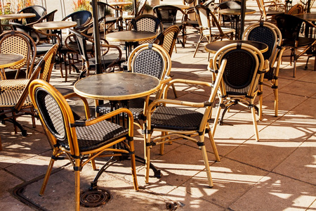 街道城市餐厅的桌子和椅子