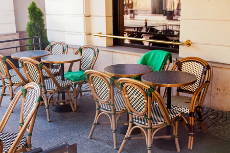 街道城市餐厅的桌子和椅子
