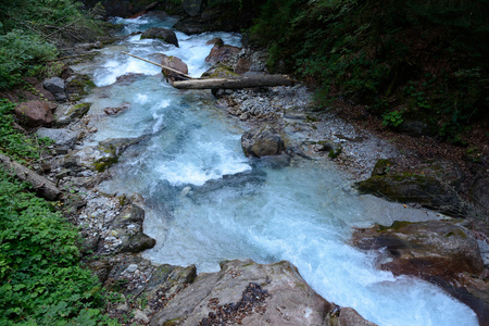 在深部岩石峡谷流