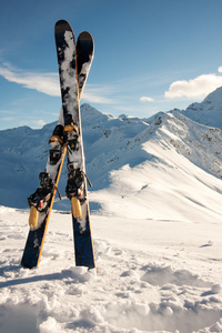 滑雪板在山区雪