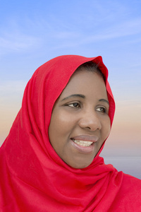 在晨光中戴着红色头巾的黑人美女照片