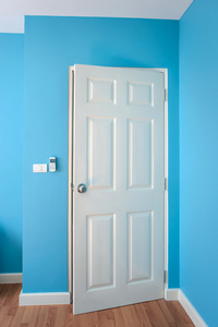 门是开着的蓝色的房间里，空荡荡的房间