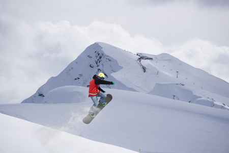 在山上飞滑雪板