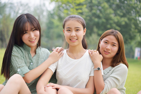 三个女学生图片