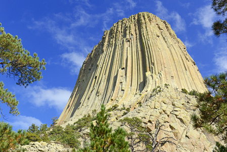魔鬼塔国家纪念碑，地质地貌上升从草原的怀俄明州，是一个受欢迎的旅游景点，来源为美国原住民的传说和登山攀岩目标