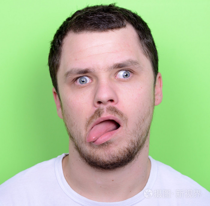 滑稽面孔在绿色背景下的人的肖像