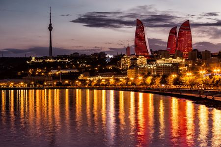 滨水区和城市的夜晚，在巴库，Azerbaija 视图