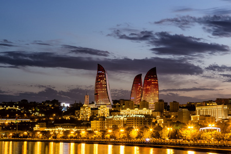 滨水区和城市的夜晚，在巴库，Azerbaija 视图