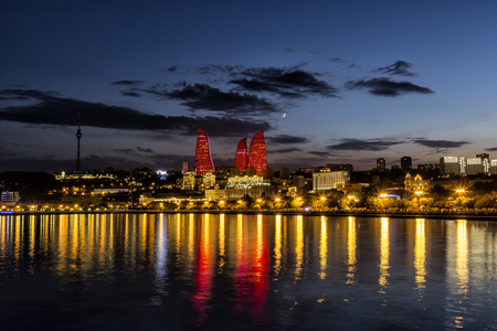 滨水区和城市的夜晚，在巴库，Azerbaija 视图