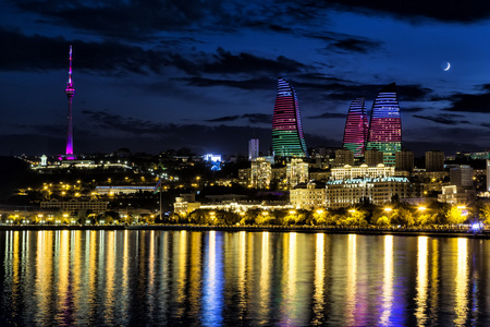 滨水区和城市的夜晚，在巴库，Azerbaija 视图