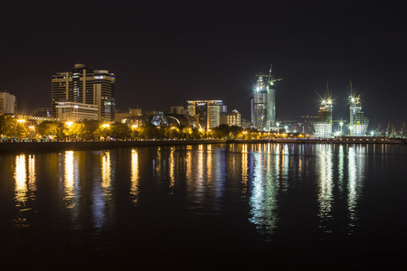 滨水区和城市的夜晚，在巴库，Azerbaija 视图