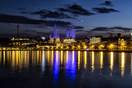 滨水区和城市的夜晚，在巴库，Azerbaija 视图