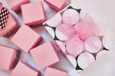 美丽的粉红色装饰盒生日