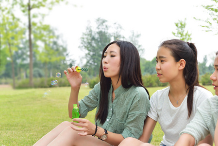 快乐的年轻女孩