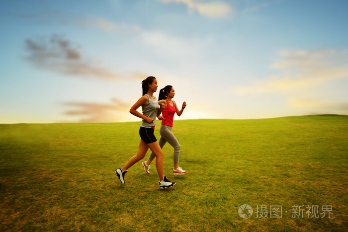 两个跑步女孩