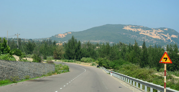 从芽庄到大叻的高速公路景观图片